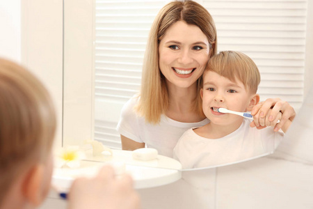 母亲和快乐儿子刷牙图片