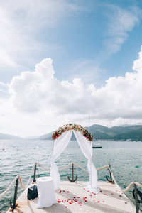 黑山在沙滩上的婚礼拱。全景