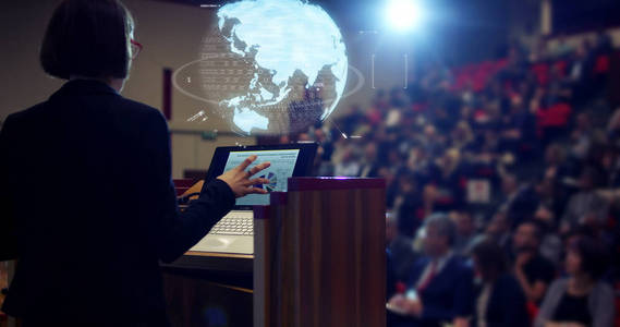 一个女人坚持经济学公约礼堂里的观众的一次演讲和资助他们 business.conceptworld 经济 未来派会议 全息