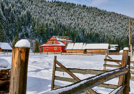 雪景的山小木屋