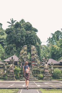 欧洲妇女在巴厘岛寺庙。巴厘岛岛