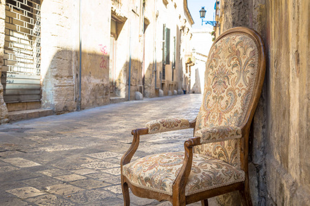 意大利拉察传统街道上的旧椅子