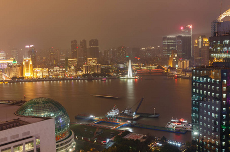 现代的城市夜景，外滩上海