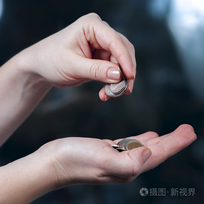女人的手里拿着硬币,俄罗斯卢布