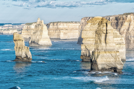澳大利亚的十二个使徒在日落时沿着大海岩石