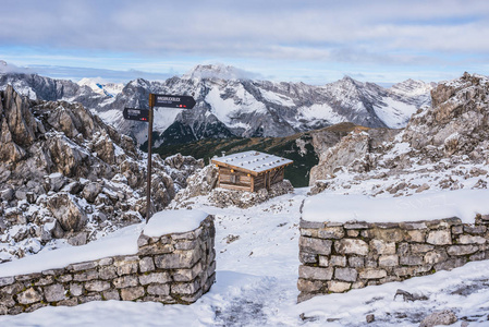 位于奥地利阿尔卑斯山的一座山小屋, 冬季在雪地里。HafelekarspitzeSeegrube 在 Karwendel 山