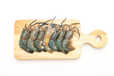 鲜蓝虾在切割板上被隔离在白色背景上