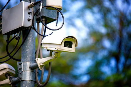 在建筑物或室外的墙上, 闭路电视摄像头或监视系统的低角度视图