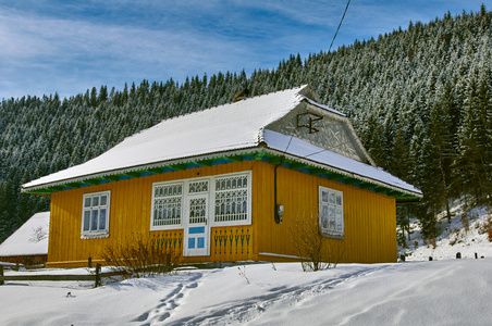 雪景的山小木屋图片