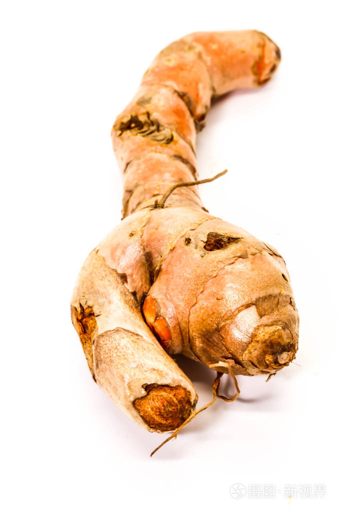 关闭单新鲜姜黄查出的白色背景