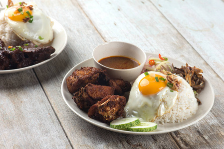 马来西亚炸鸡饭配凤尾鱼和鸡蛋