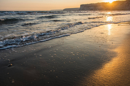 金色日落时分海浪逼近沙滩