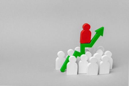 工作的团队在露水钉在业务, 生产工作的领导者。繁忙的增长是由于指挥。一群有领袖和绿色箭头的人。概念