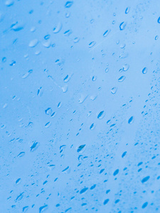 雨滴背景纹理在蓝色玻璃背景, 雨后滴在玻璃上