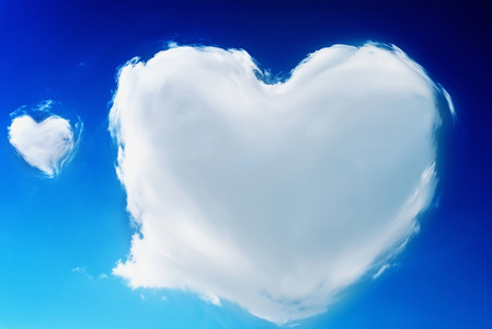 云彩爱标志心的形状的云彩照片