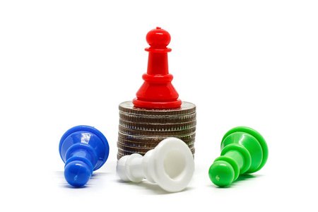 红色棋典当在硬币顶部反对白色背景为投资战略商业财务和成长概念