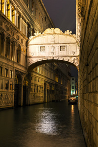 在威尼斯叹息之桥