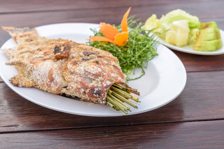 火烤鱼泰国 salt-crusted 烤鱼食谱照片