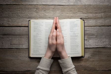 在祈祷的手图片