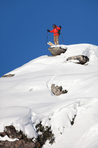极速滑雪者站在岩石上高