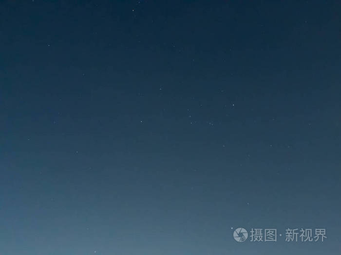 黑暗的午夜天空中没有任何云彩的星星