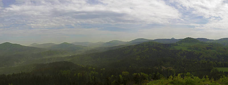 luzicke hory 山宽全景, 天际线从山 stredni vrch, 绿色森林和蓝天, 白云背景