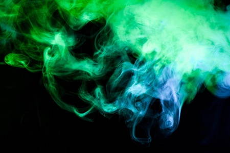 黑色背景上的蓝色和绿色烟雾图片