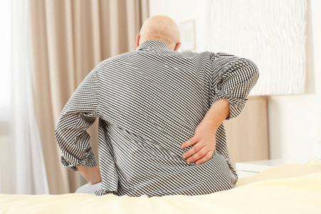 坏床垫,背疼亚洲美女感到不适,坐在床上男人腰痛被击中孕妇腰痛怀孕的