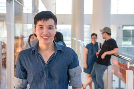 年轻英俊可爱亚洲男性学生微笑在大学
