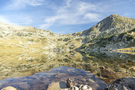 与湖和山峰山风景