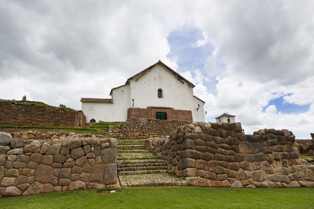 印加遗址和教会在 Chinchero 村在秘鲁