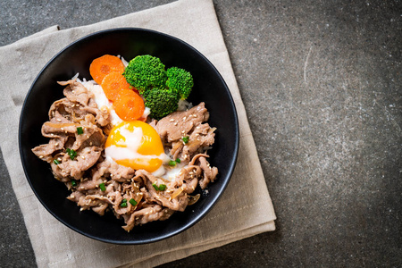 donburi, 猪肉米饭碗, 有温泉蛋和蔬菜日本菜式