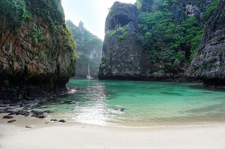 岛上的秘密泻湖