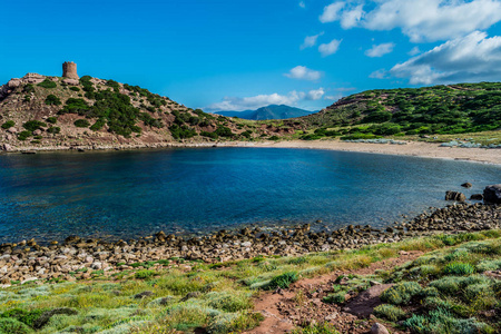 撒丁岛海岸和海滩的 Porticciolo阿尔盖罗在一个多云的早晨夏天