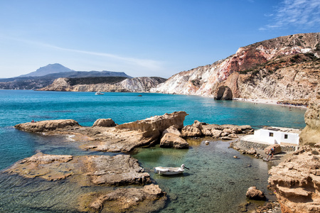 美丽的自然色彩的 Firiplaka 海滩，米洛斯，希腊