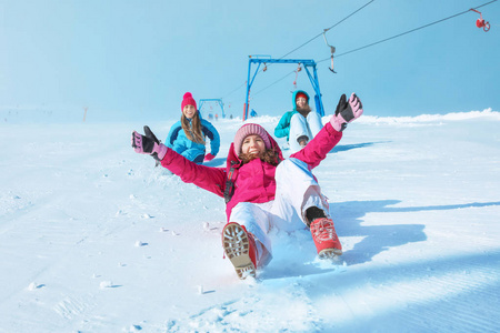 快乐的女人滑下雪山。寒假