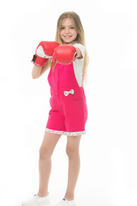 快乐女孩在拳击手套被隔绝在白色。小孩子的微笑和拳击。儿童的发展和健康。准备战斗的少年拳击手。我可以自卫冲压。体育锻炼和训练