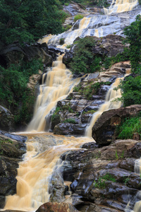 瀑布在斯里兰卡岩石山