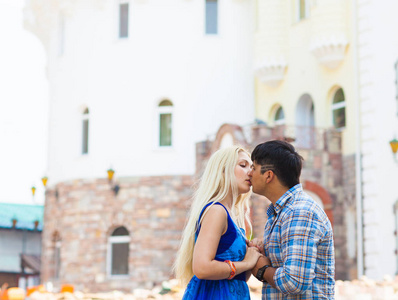 漂亮的夏季晴天室外肖像的年轻时髦的夫妻，在大街上接吻时