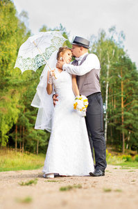 美丽的新娘和新郎的伞