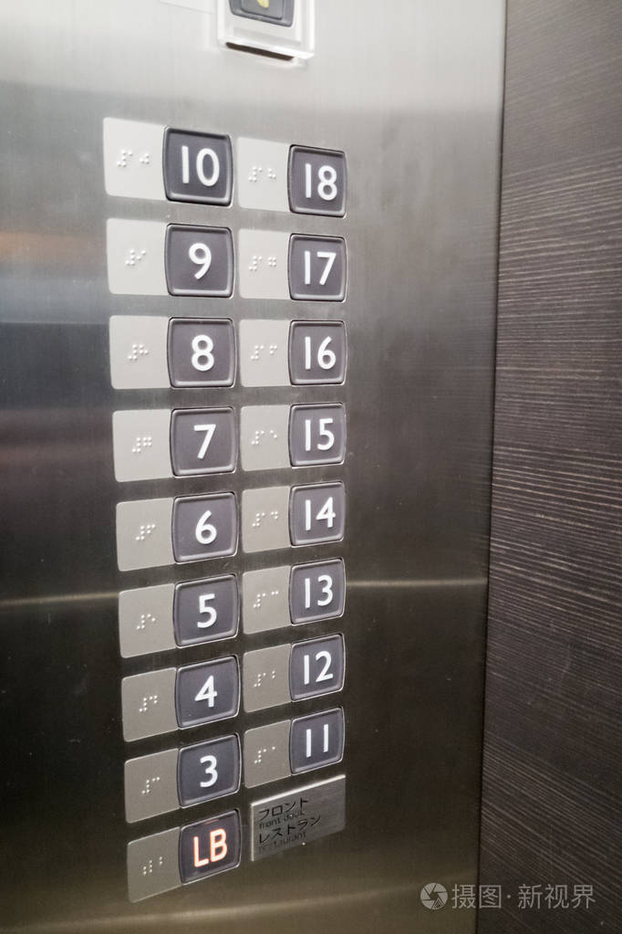 盲文电梯在面板上具有视觉障碍的用户