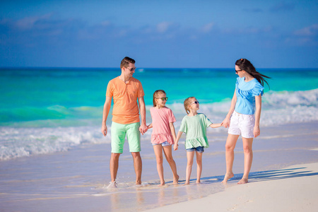 幸福的家庭，在热带的海滩上