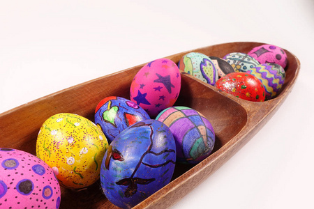 彩色复活节彩蛋在木盘子里