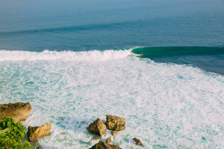美丽的干净的蓝色海波浪相片为背景