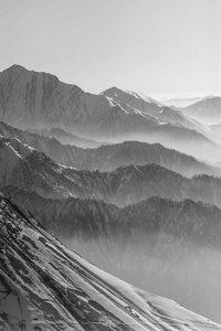 下雪的冬天山区太阳的一天。格鲁吉亚从滑雪场 Gudauri