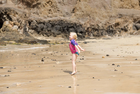 快乐跳跃的小女孩，在沙滩