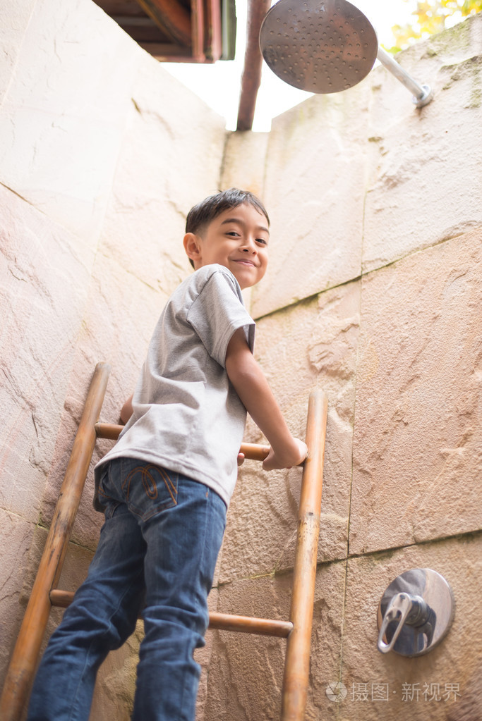 小男孩爬上梯子