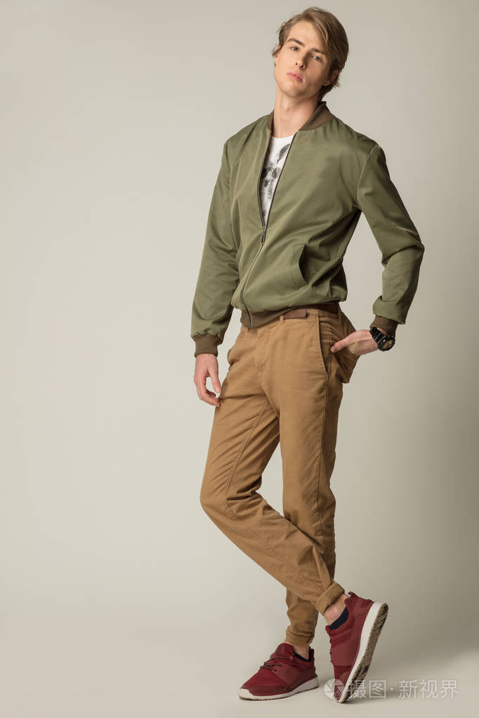 穿现代衣服的英俊模型