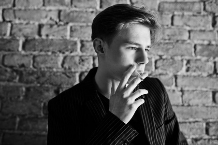 吸烟外国人忧郁图片