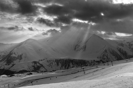 下雪的冬天山区太阳的一天。格鲁吉亚从滑雪场 Gudauri